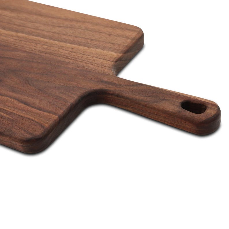Close view of the wide paddle handle and hanging hole.
